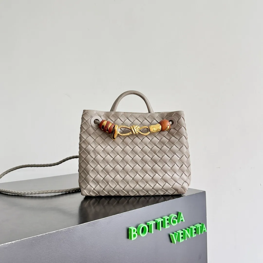 The new Andiamo batch of 3060 BV is shipped‼ ️The classic intercciato weaving process is used to create a soft bag, the metal knot is made of micro-cast aluminum using jewelry technology🪢, and the decorative beads are made of metal and hand-polished oak, allowing you to jump repeatedly between elegance and fun💃, making it unpredictable. Classic and versatile, it shows off your temperament, and the bag has a large capacity, making it very convenient for daily commuting! It has a variety of carrying methods, the shoulder straps can be adjusted by yourself, the original lambskin feels soft and delicate, and the unisex style breaks gender boundaries and brings a more practical and long-lasting use experience. The Andiamo, which has both elegant and casual styles, perfectly interprets the "fashionable old money style". Style number: 743568+wood hardware Color: stone gray Size: 25*22*10.5cm